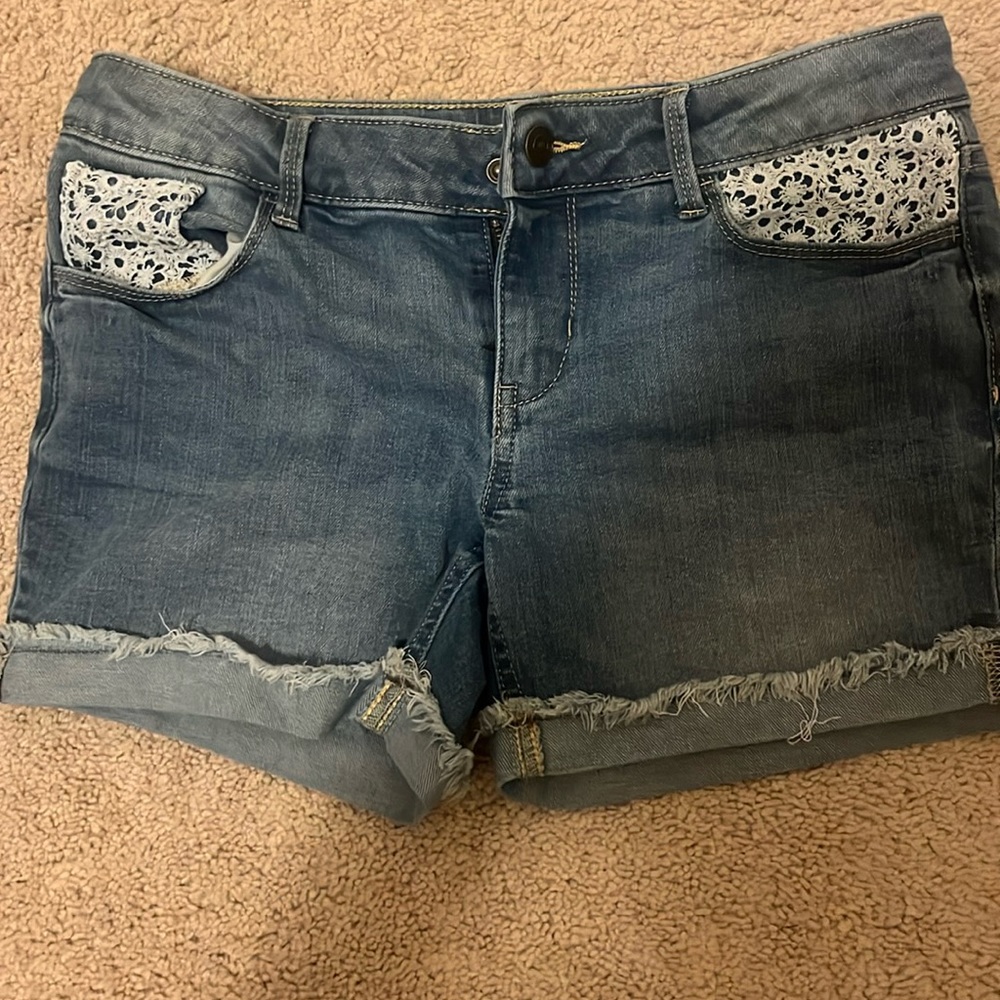 Girls shorts with lace pockets